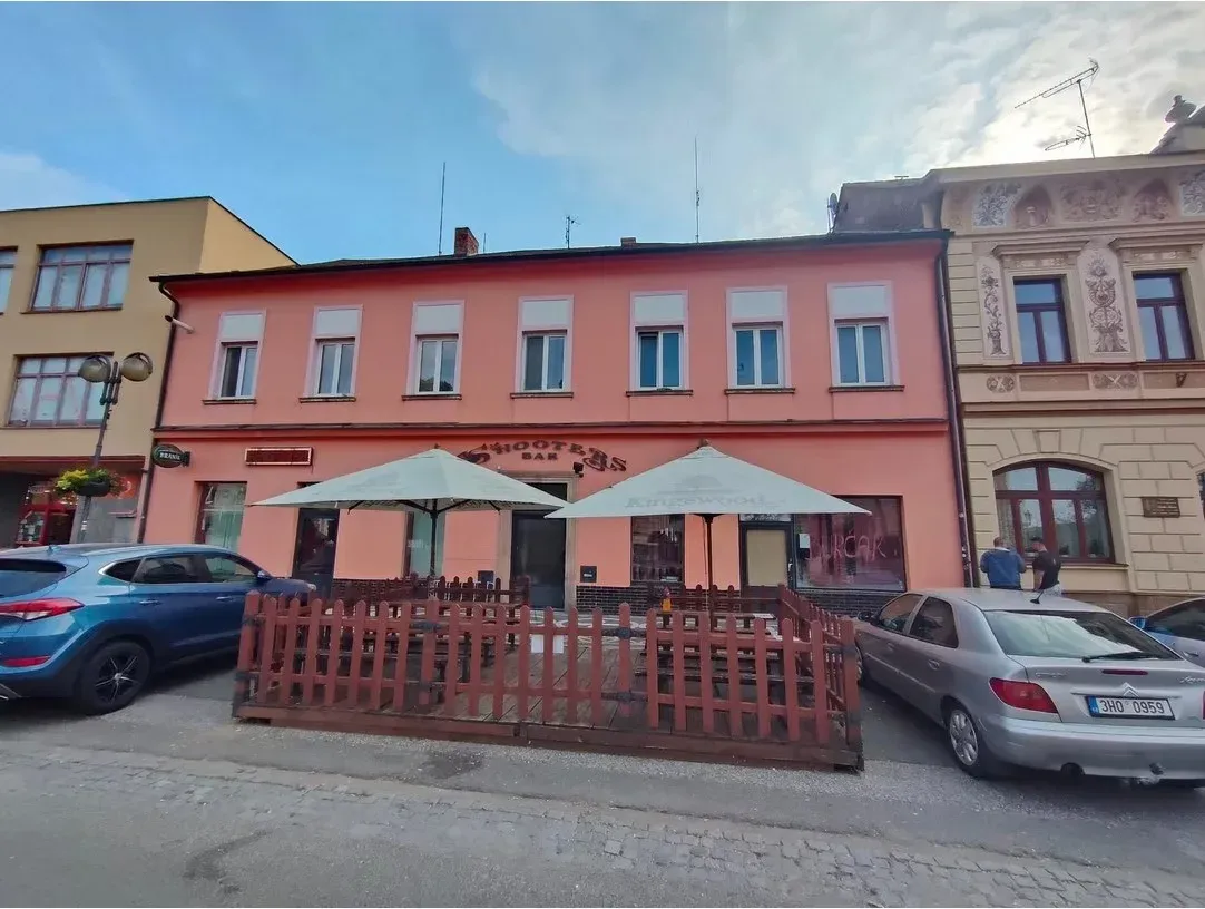 Fasáda městského domu před nátěrem, vybledlá růžová