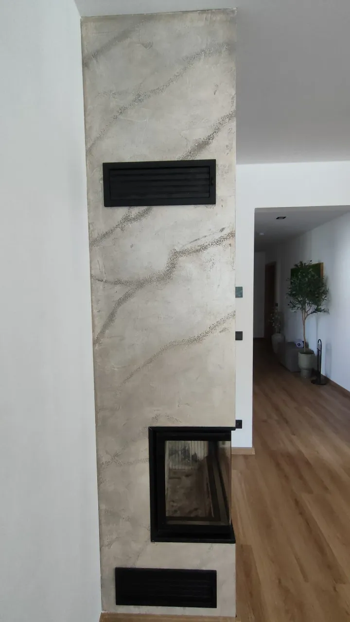 Stejný komín se stěrkou s&nbsp;mramorovou kresbou