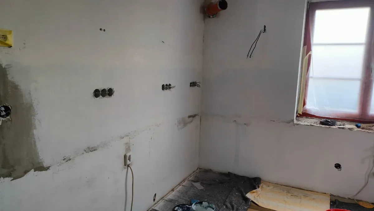 Kuchyňská stěna se zaomítnutými drážkami po nových rozvodech