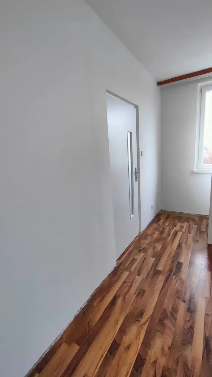 Stejná předsíň po opravě a&nbsp;vymalování, bílé stěny