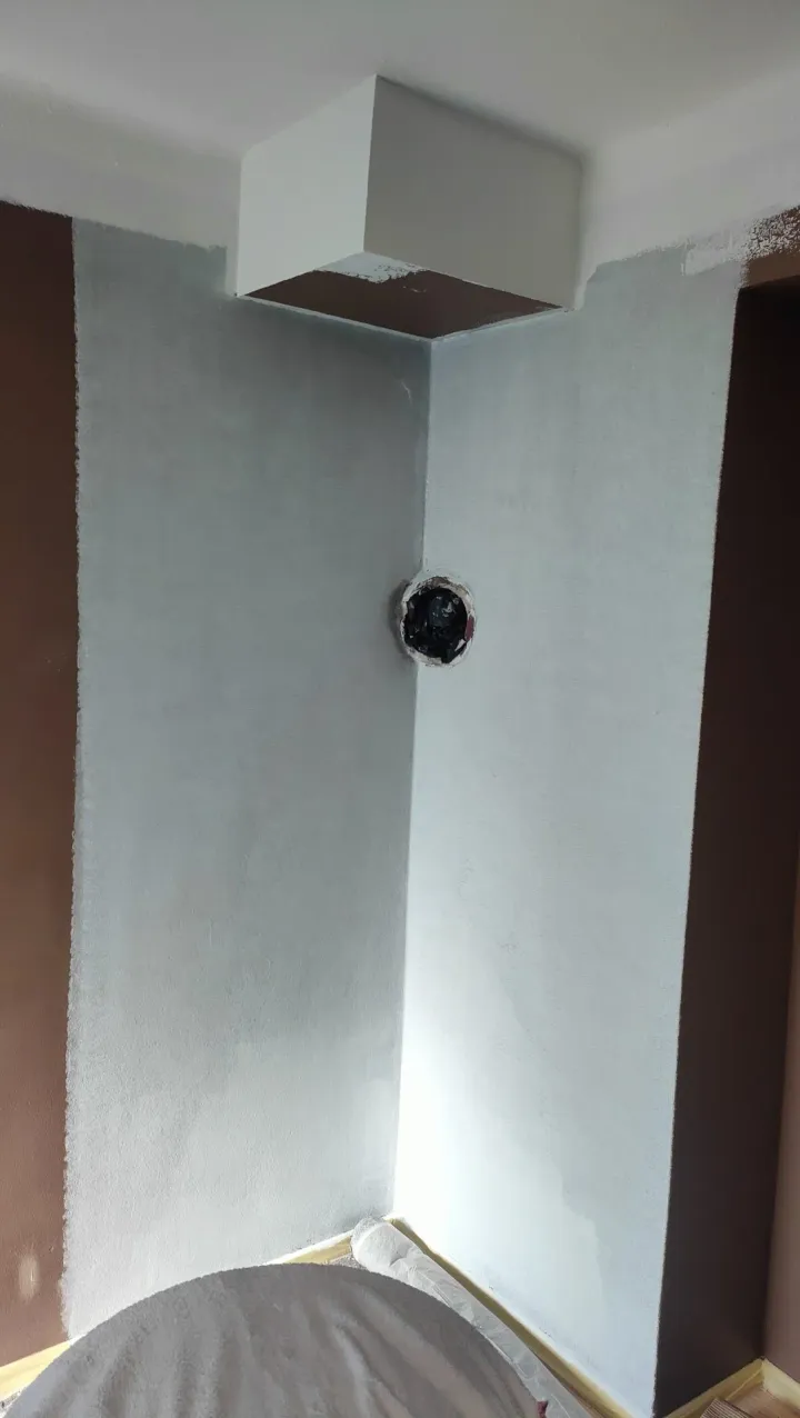 Světlý roh stěny pod podhledem před stěrkou