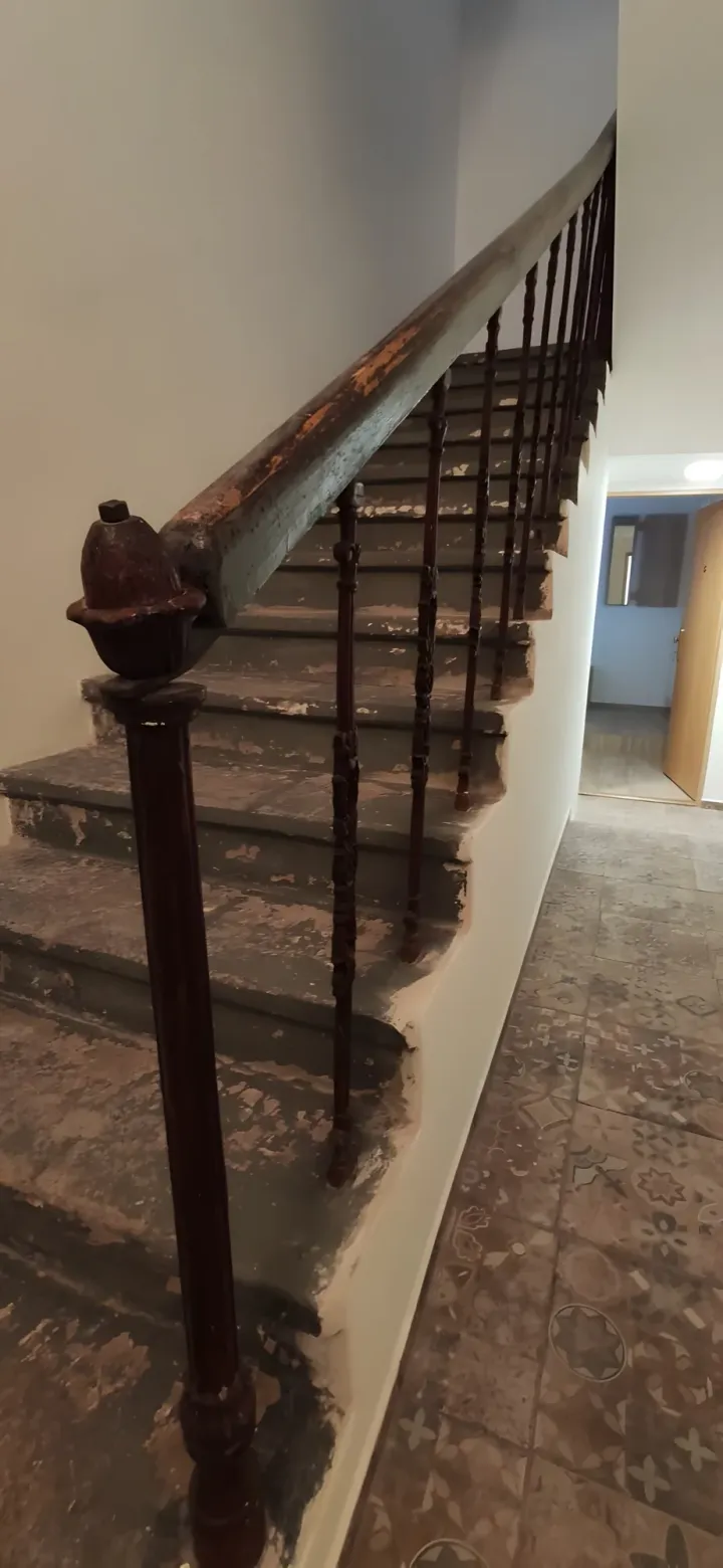 Schodiště před renovací, ošoupané stupně a&nbsp;zábradlí